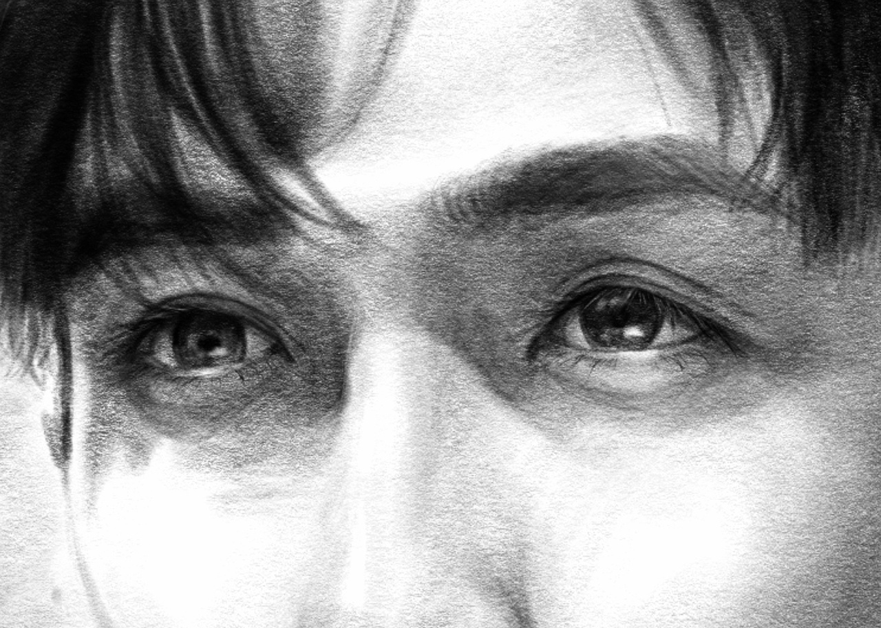 朱一龙半身素描人像