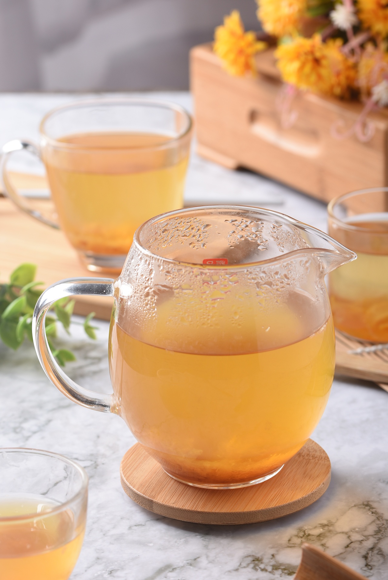 【暖身暖心的柚子茶】柚子茶可以说是经典的冬日饮料。在寒冷的天气里，一杯暖暖的柚子茶可以有效舒缓身心。制作方法非常简单，不妨在家里试着做一下 ...