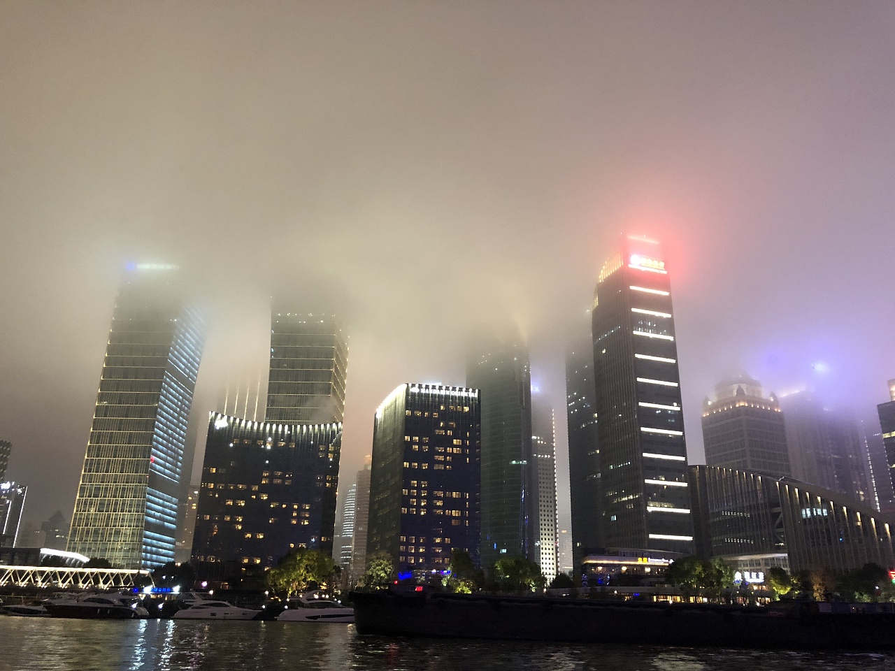 阴天的上海外滩