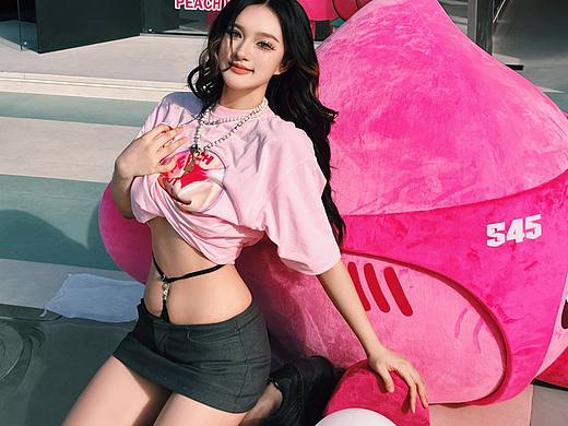 成都s45潮服联名玩偶服人偶公仔摆件品牌宣传