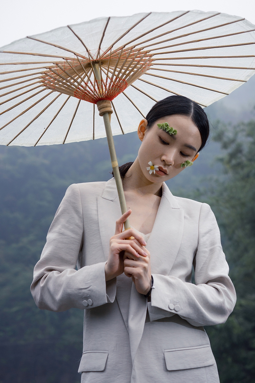 那雨日散于岩与溪之间的孤葵