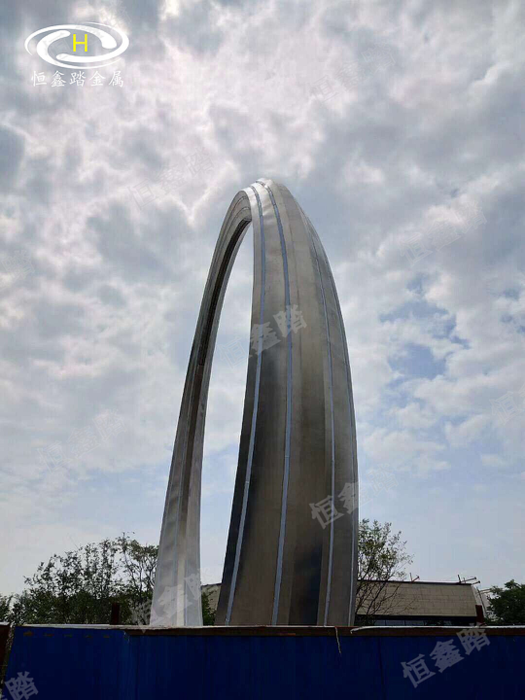 拉丝不锈钢圆环雕塑__商业广场水景不锈钢发光圆环雕塑