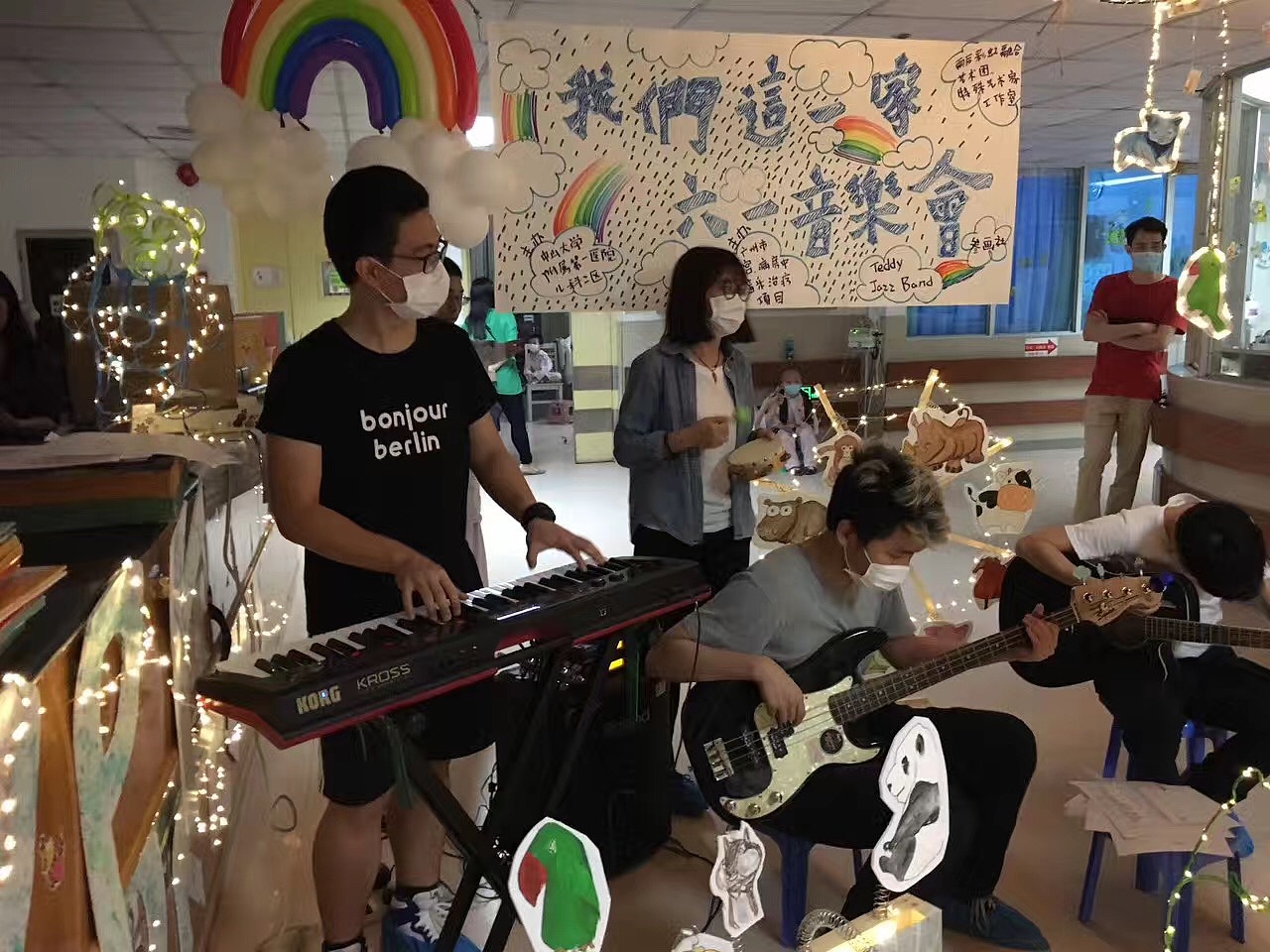 他们戴着口罩歌唱,没有专业的音响设备,乐器是临时从广州市少年宫搬来的。