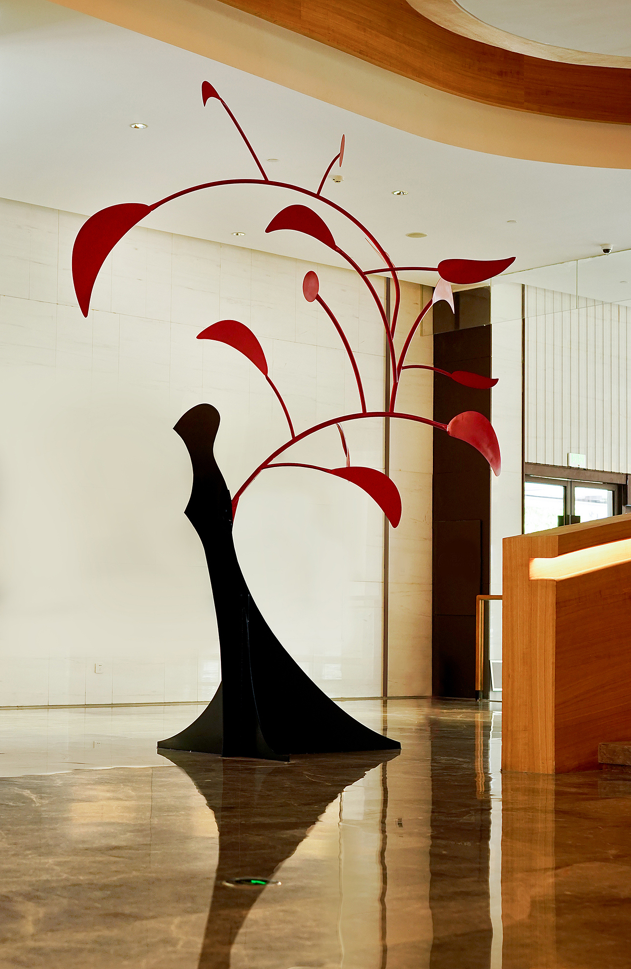 《卡门》雕塑
立体雕塑设计<br><br>与海报同系列的原创雕塑,矗立于大剧院现场,结合女主角的图底设计与自由的意志,巧妙而艺术,充满戏剧冲突感。<br>结构舒展张扬,虚与实的构成凸显人性的冲突;自由的精神与细腻的情感得以体现,与卡门歌剧的艺术性基调统一协调。