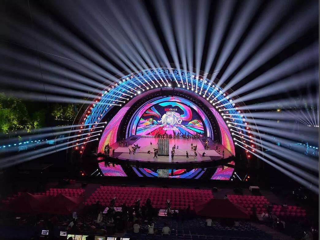 第一大块是旋转屏,通过旋转效果使舞台和室外的山水景观连为一体,增强