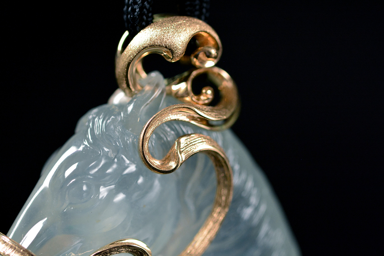 神秘的力量之翡翠马头胸针吊坠