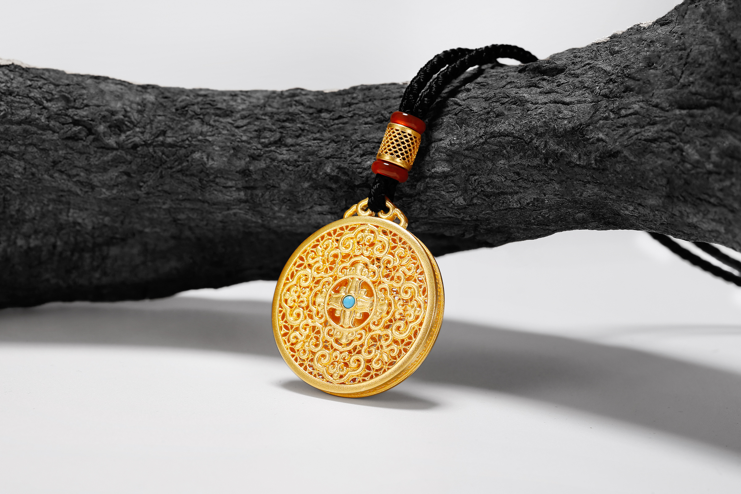 素与简-非遗古法黄金花丝工艺产品摄影-珠宝首饰场景图