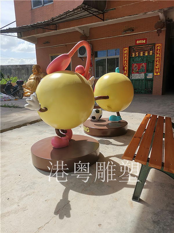 超可爱卡通表情包，运动仿踢足球新款玻璃钢表情包雕塑