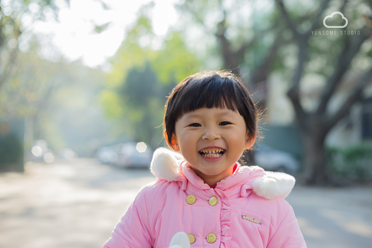 洒满晨光的街（图ZNjc3MjMwOTY=） - 人像摄影 - 站酷设计师yunsome原创素材 - 站酷ZCOOL