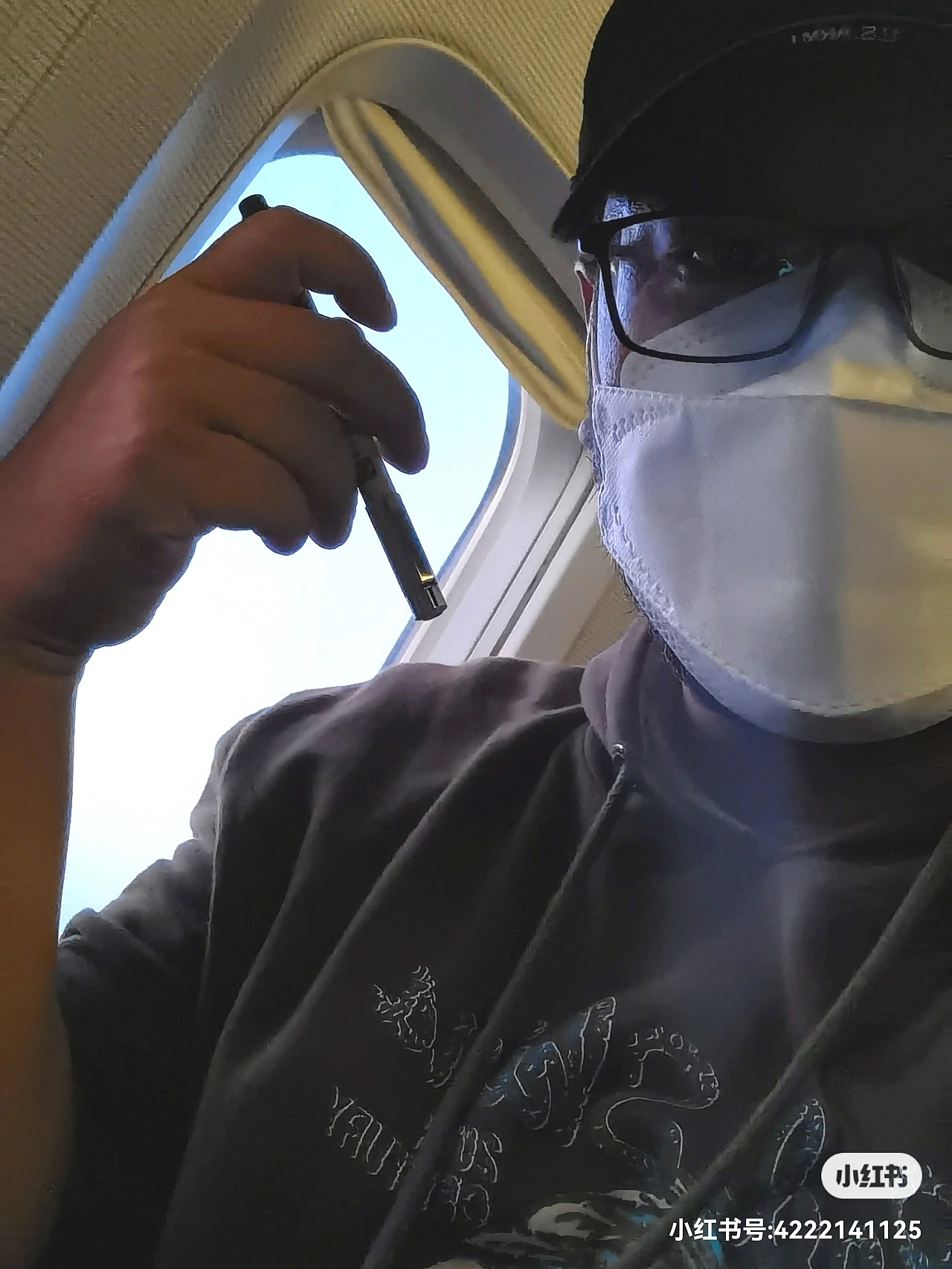 在飞机上如何打发时间（图ZMjc4NDY5NTQ4） - 绘画 - 站酷设计师马路牙子原创素材 - 站酷ZCOOL