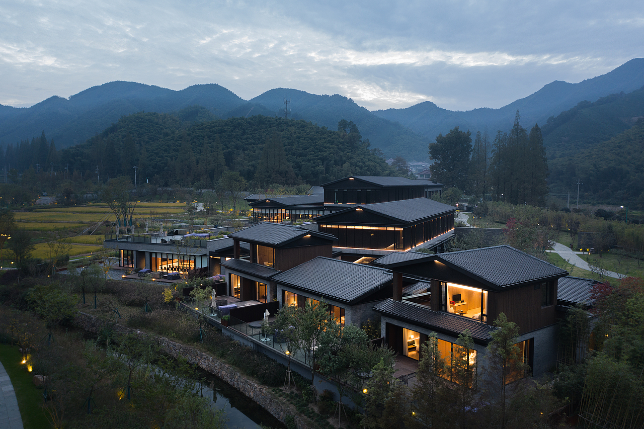 項目背景:
柏翠度假村开山之作柏翠姚良度假酒店坐落于安吉梅溪镇姚良村,于远山、竹海、稻田旁,造的一处山水田园,<br>将四季四时之景,融入酒店设计之中,让酒店既有现代、时尚的精致一面,又有回归田园舒适与安心。<br><br>解決方案:<br>“柏翠”定位为轻奢高端酒店,LOGO设计唯美的风格,以自然、原生态、极致为理念。<br>“翠”表意为绿色,另寓意美的事物。与英文“tree”谐音,群山茂林,翠竹连绵。<br>呈现出至简的东方韵味,为自然与人文诠释生活美学。<br>LOGO构成:象征行云、山川、溪流,<br>如古人赋诗乐山乐水寻觅灵感,向往的一种生活状态。<br>契合“望得见山、看得见水、记得住乡愁”的宗旨。