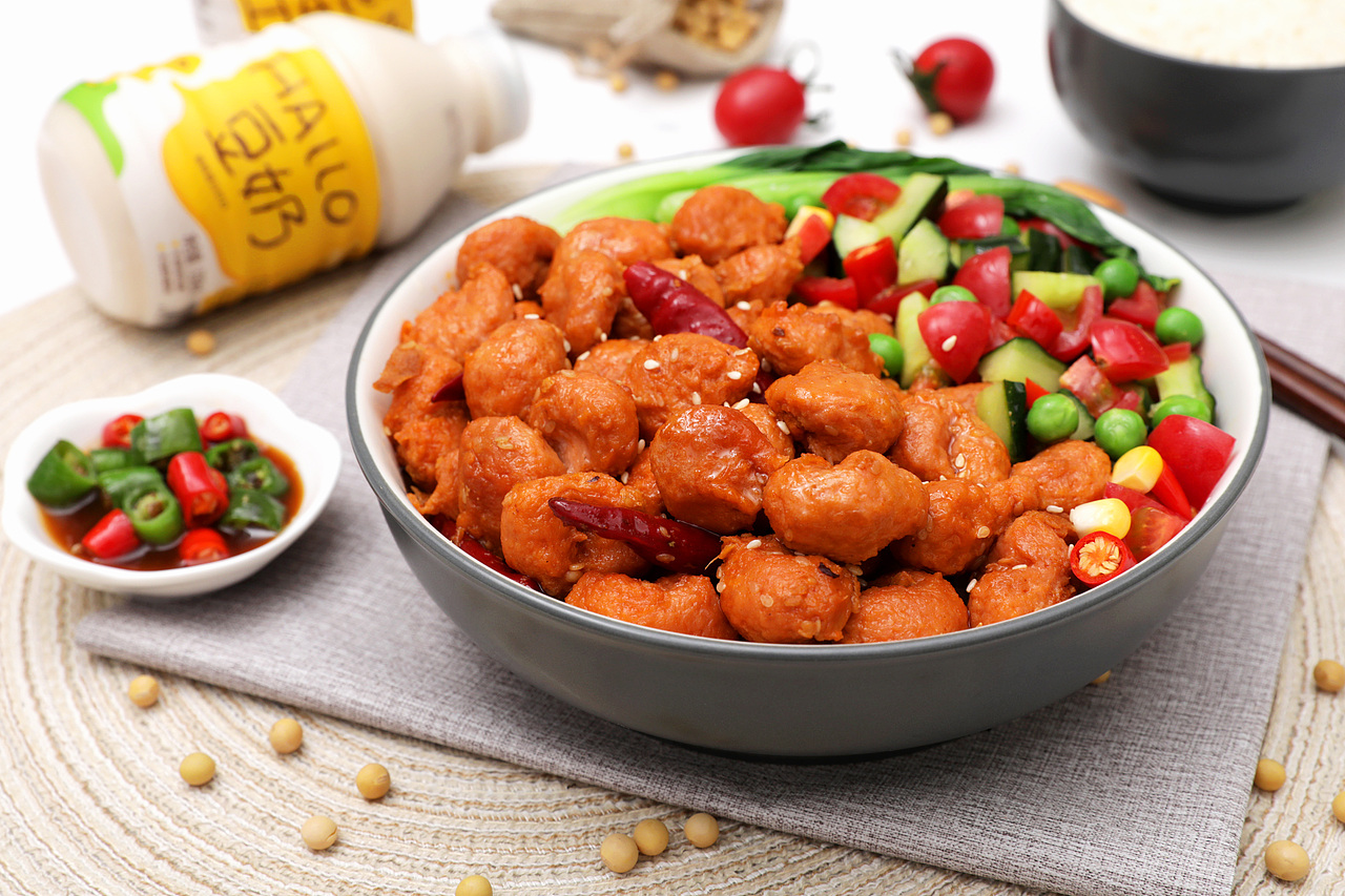 从购买餐具到摆盘到最后的背景场景搭建的一步一步,都是靠着自我强大