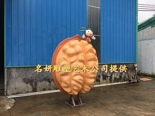 果园大门景观仿真玻璃钢核桃雕塑造型成了艺术品