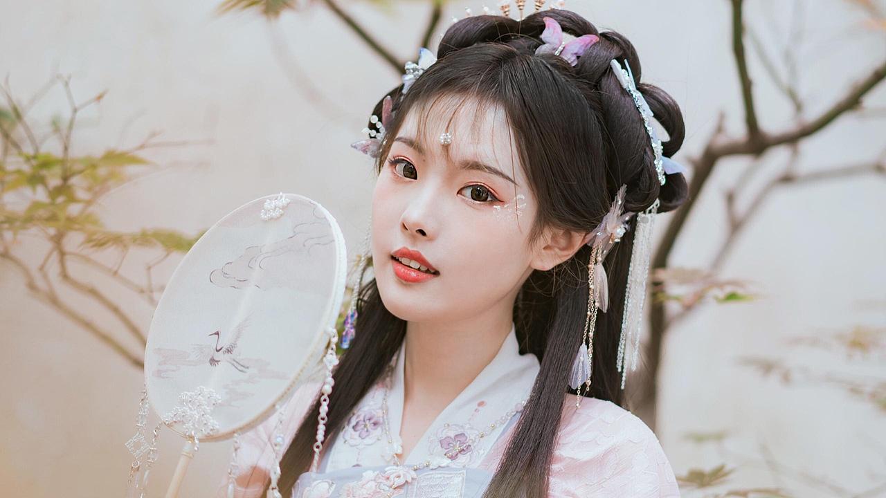 娇嫩美女古韵汉服唯美动人户外写真