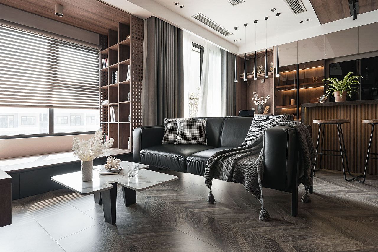 高级黑与原木 打造出精致沉稳的住宅