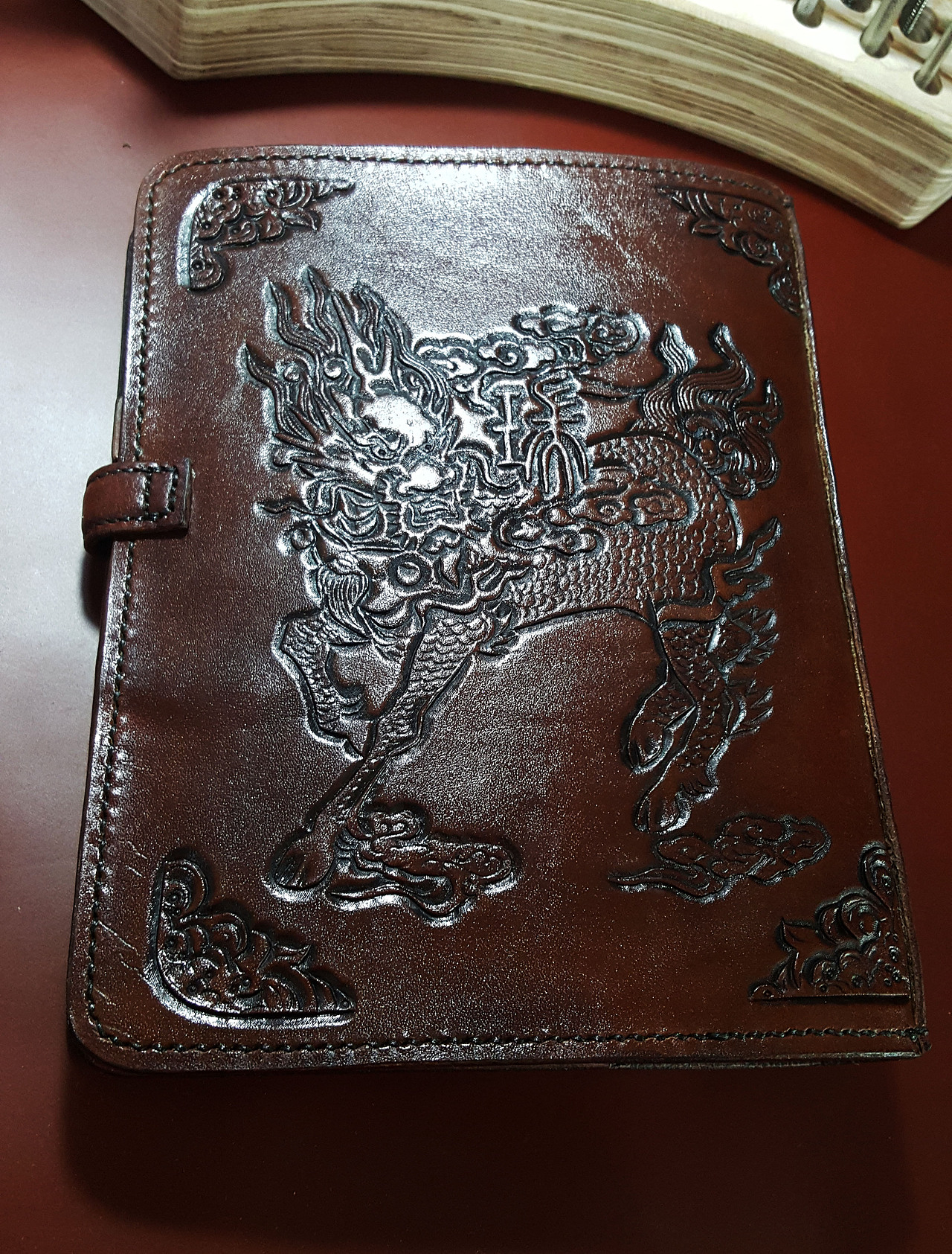 黑曜石镶嵌配雕花麒麟花纹专属定制头层牛皮笔记本