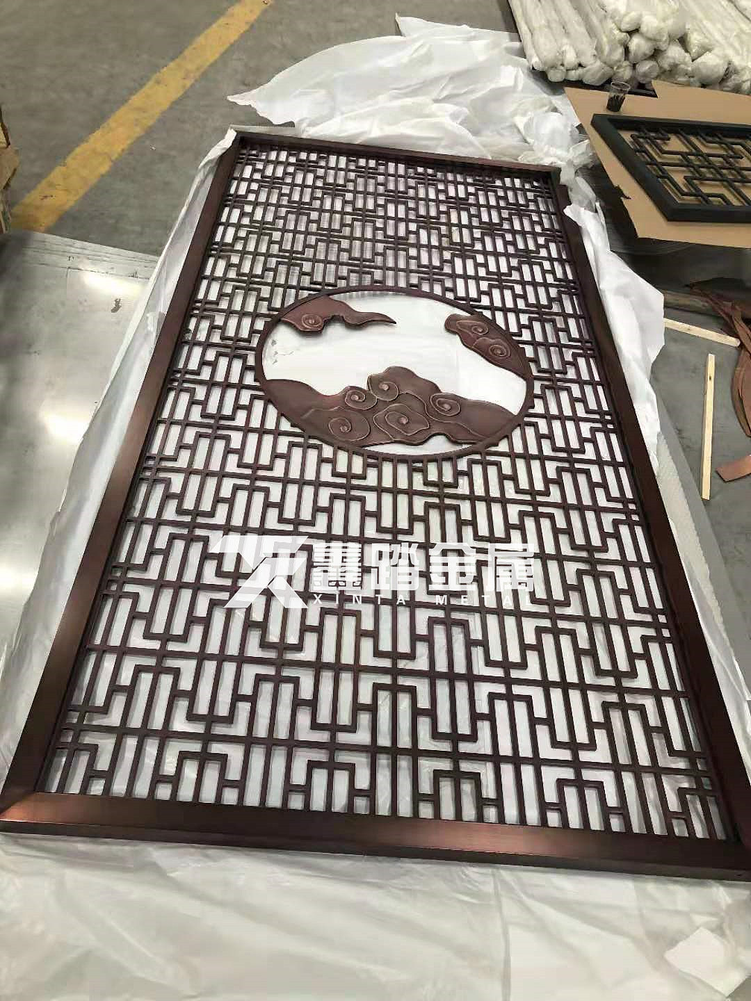 实心铝板镂空雕刻屏风 中式红古铜铝板雕刻祥云纹隔断