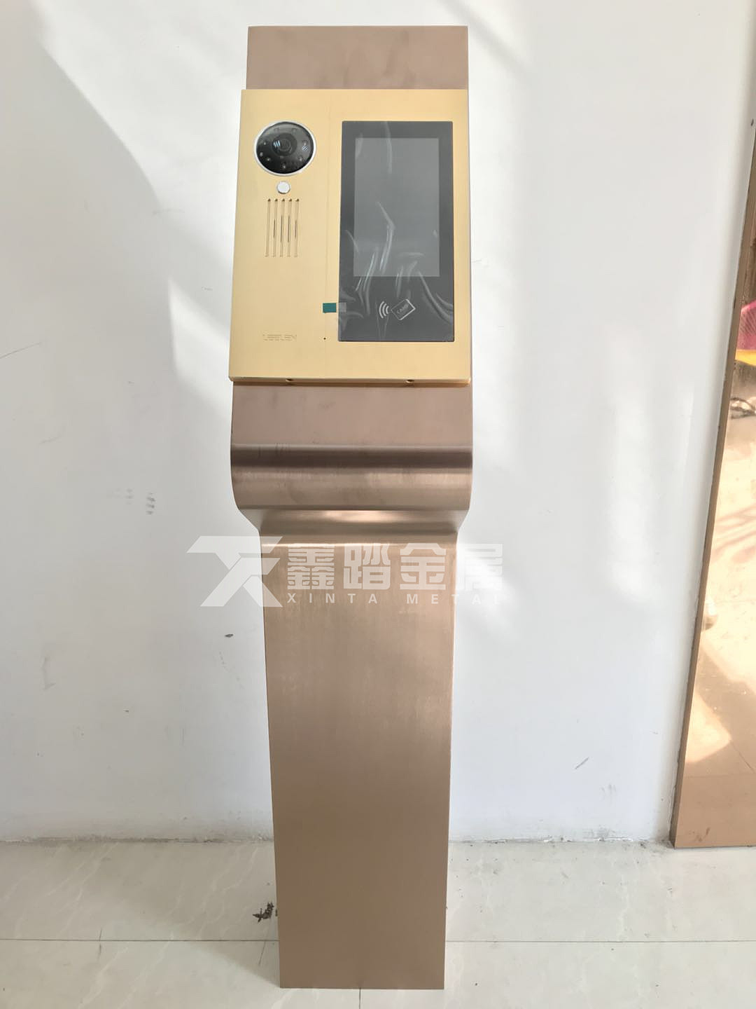 拉丝钛金不锈钢门口机支架 弧形不锈钢门口机立柱定制