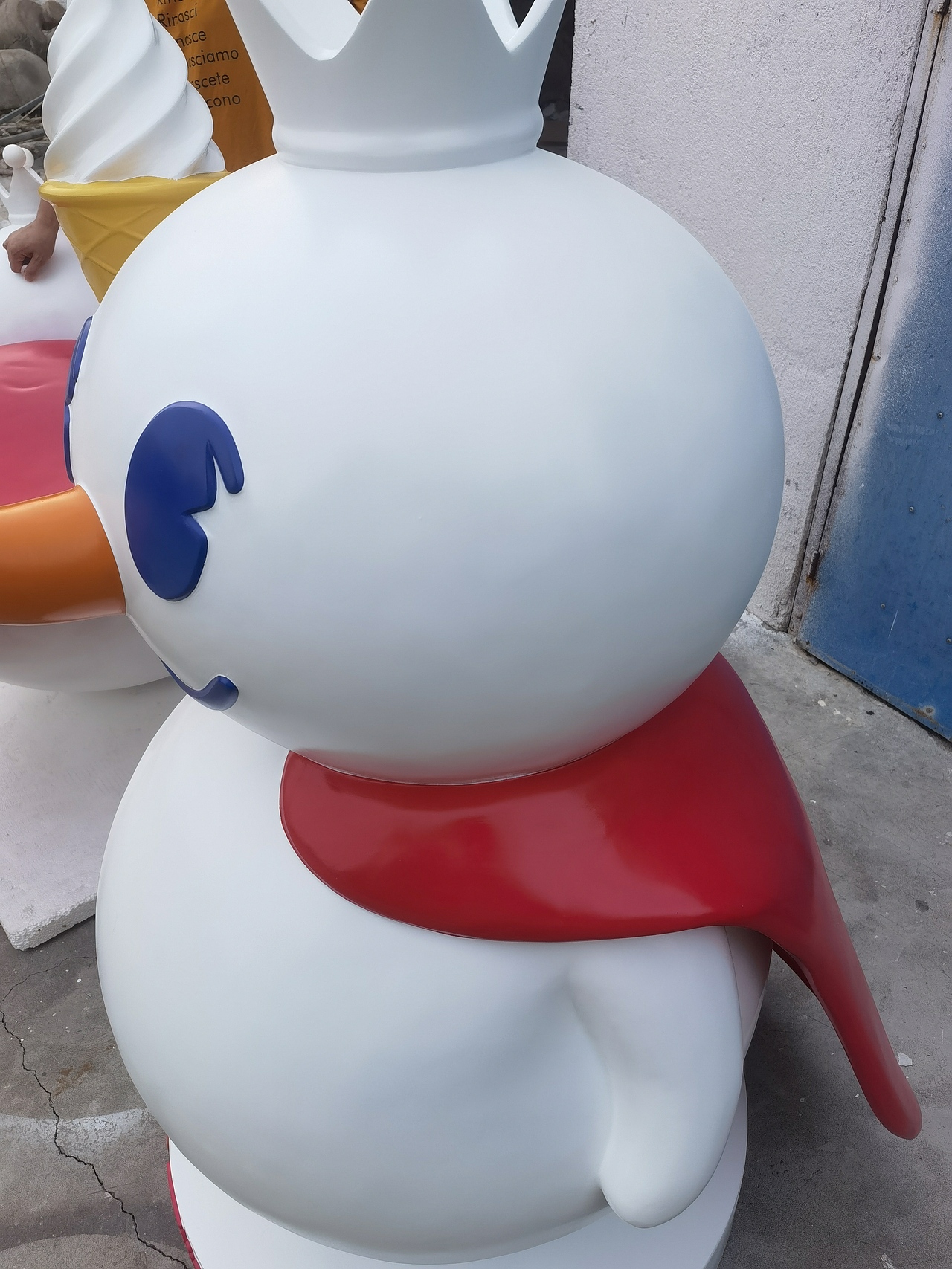 蜜雪冰城雪王玻璃钢