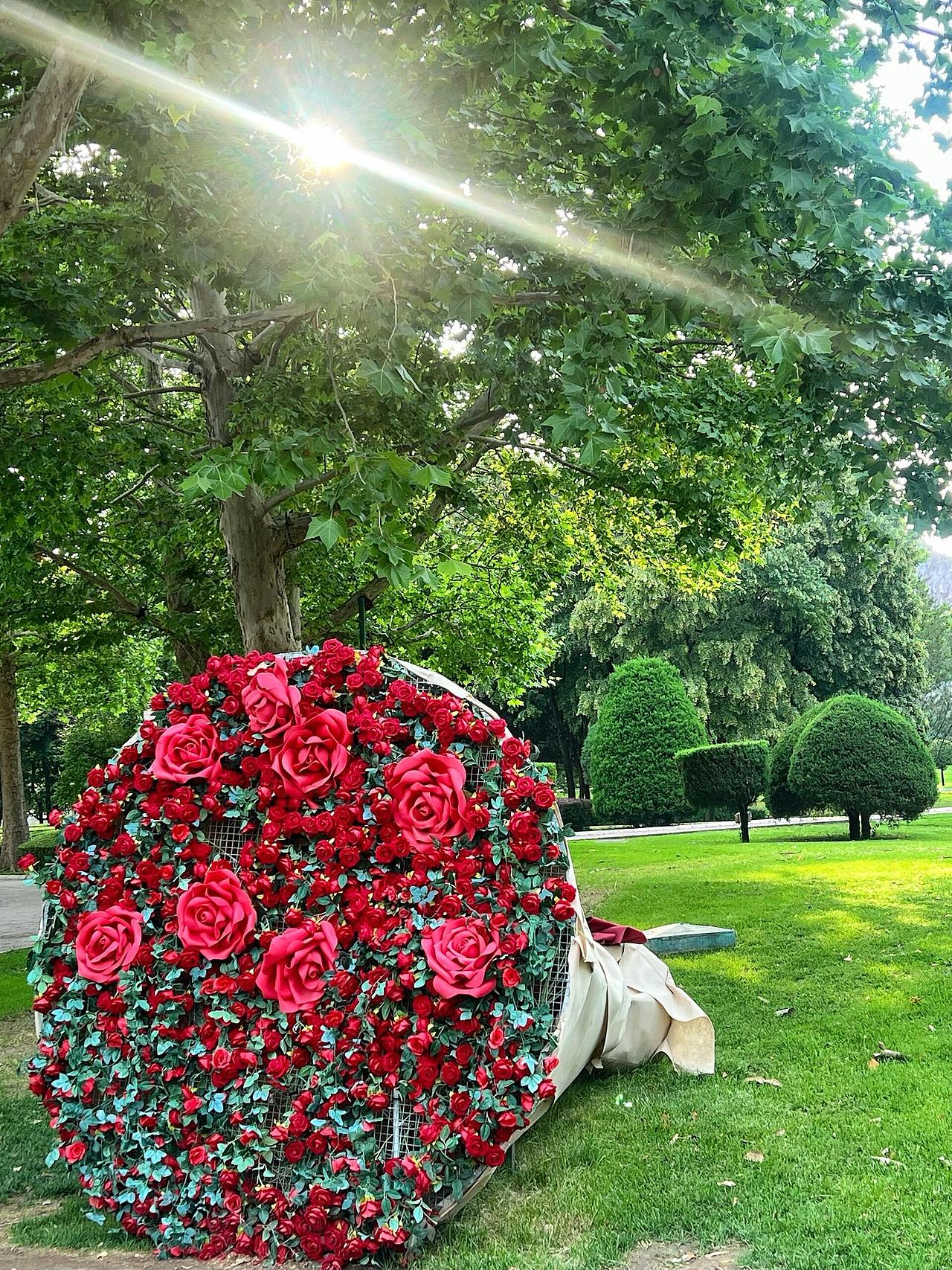 仿真巨型玫瑰花花束景观小品设计制作