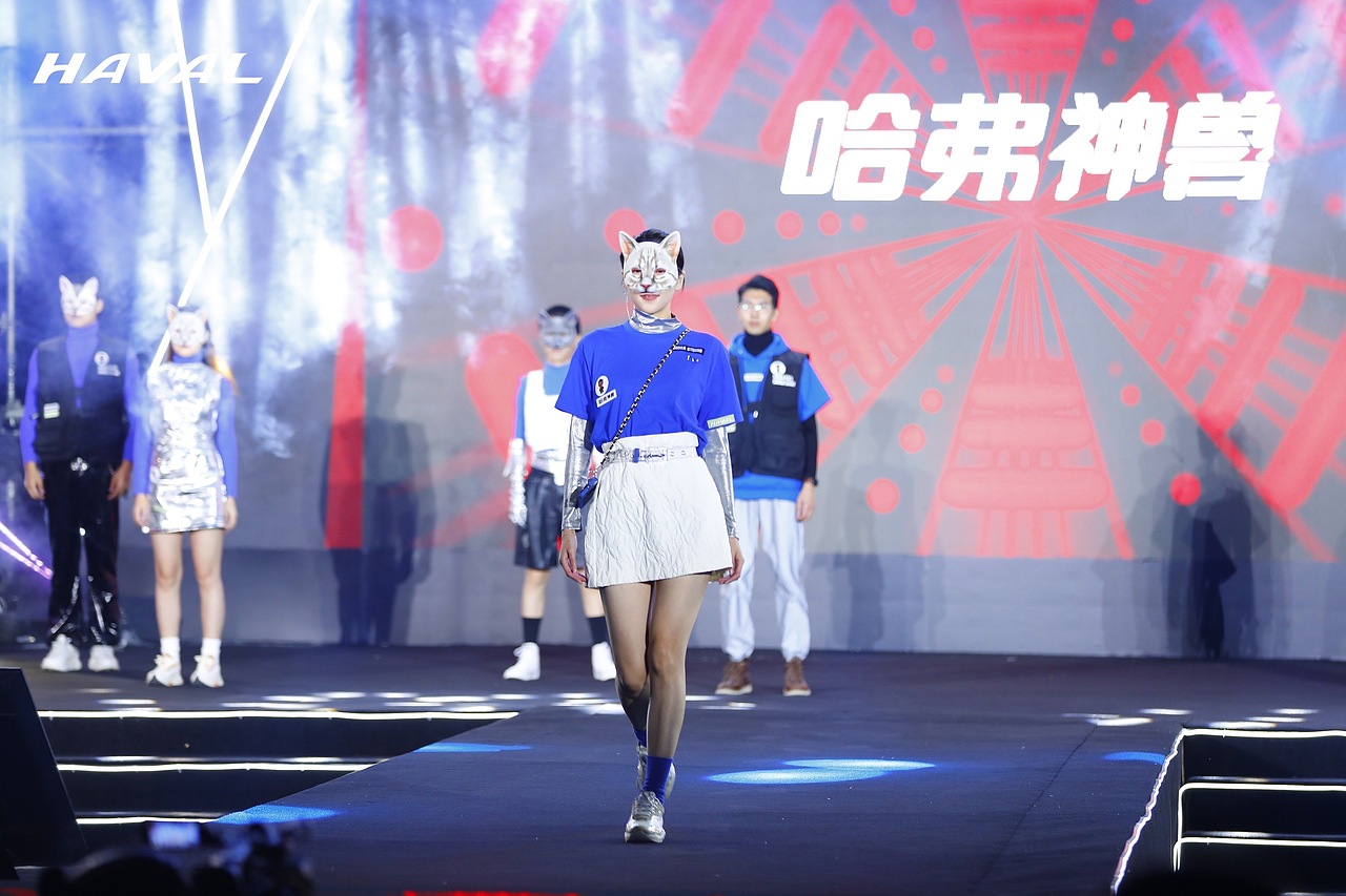 结合“神兽”主题，用面具具像化形象，突出主题