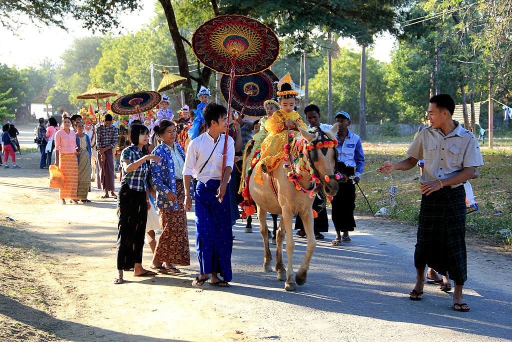 2014/12 缅甸/蒲甘
隆重的仪式要走遍整个村子