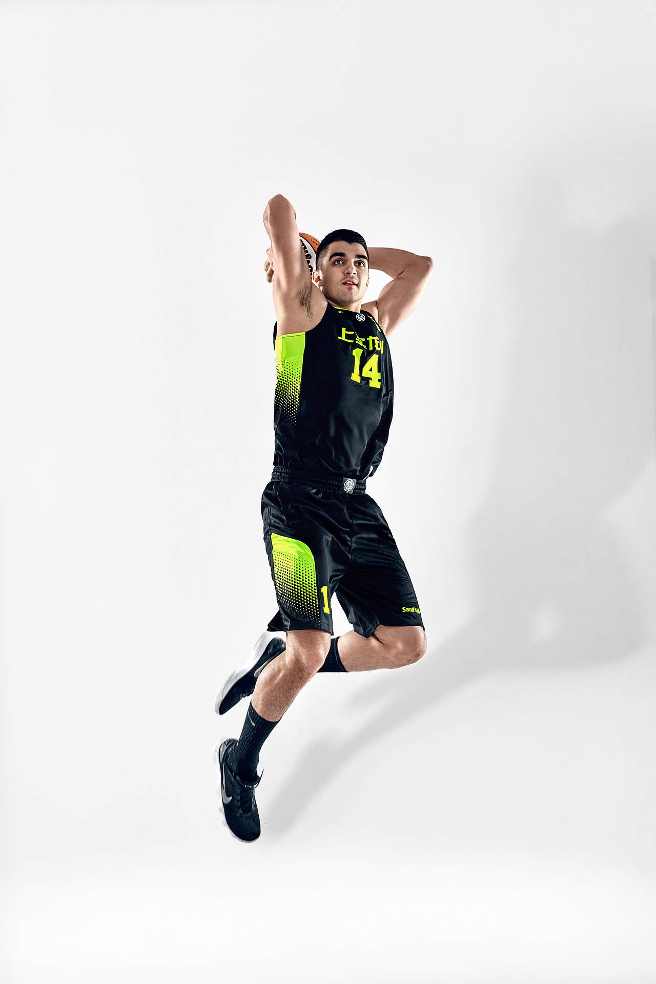 上实龙创篮球队定妆照