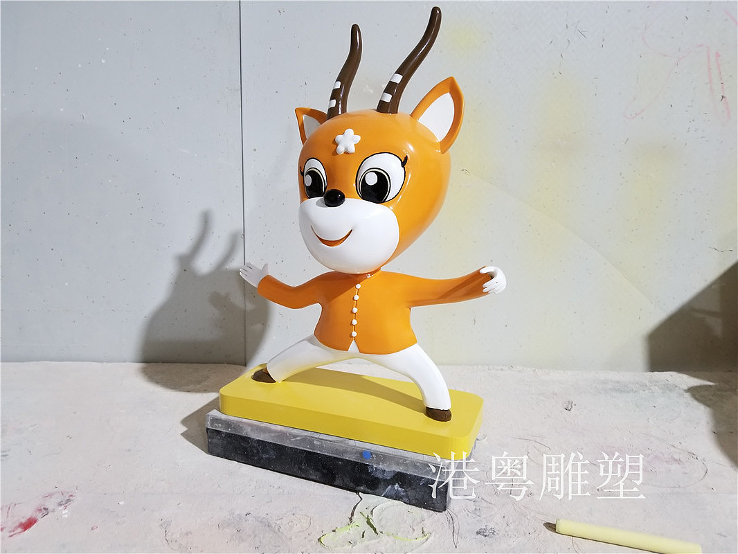 鹿先生玻璃钢卡通小鹿雕塑景区商场树脂摆件厂家直销