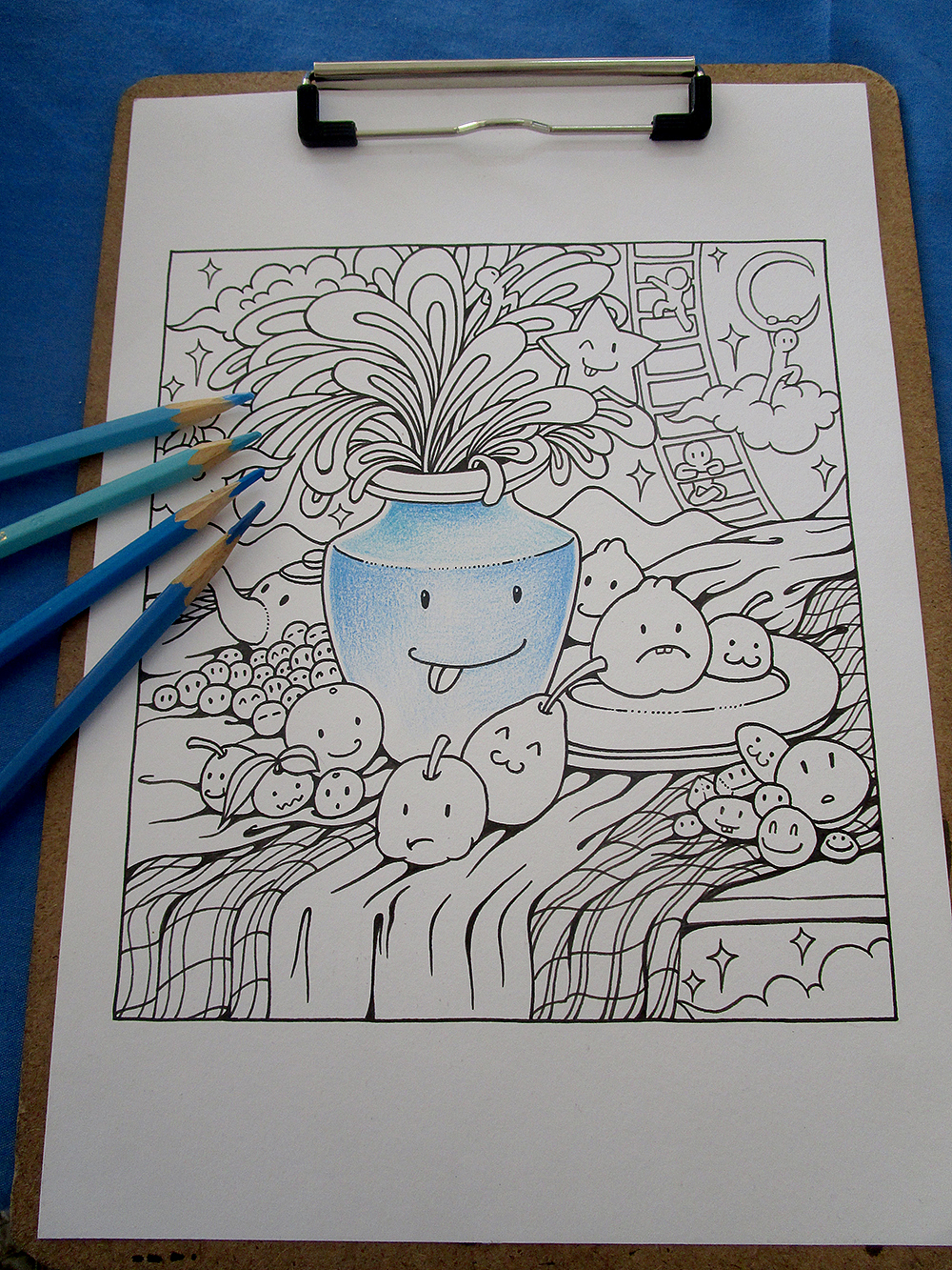 小楷起稿之后,把彩铅削尖了上色。