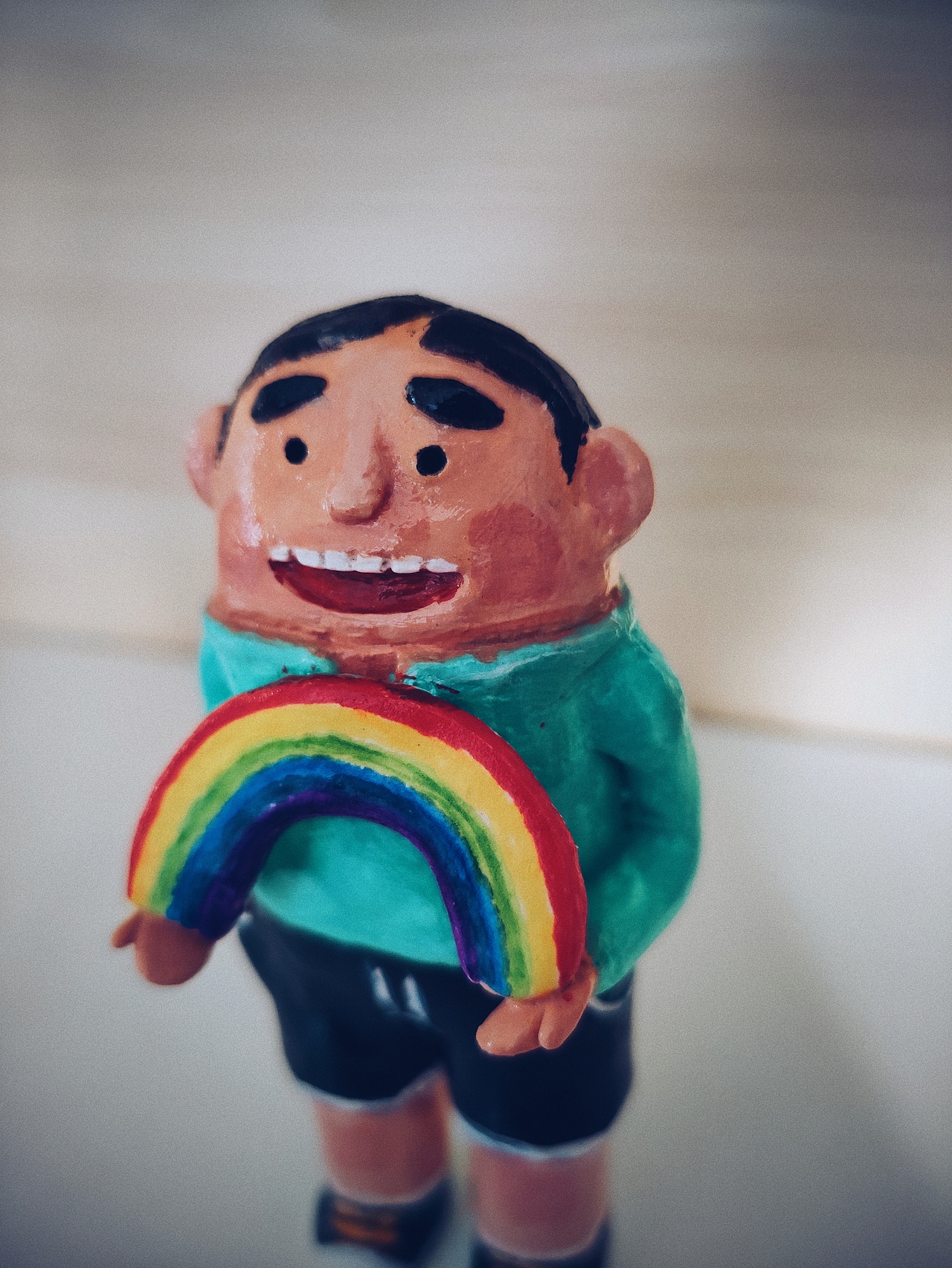 粘土手工手捧彩虹的小男孩