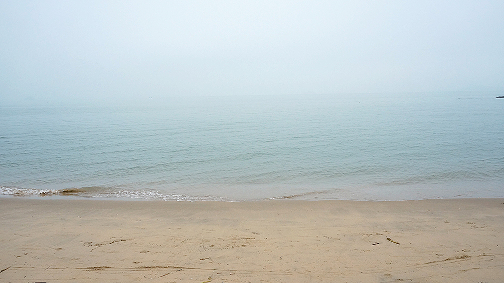 这里的海水没有三亚的那么蓝那么清澈,但是海水和沙滩的颜色浅浅淡淡的让人感觉舒服 很清新