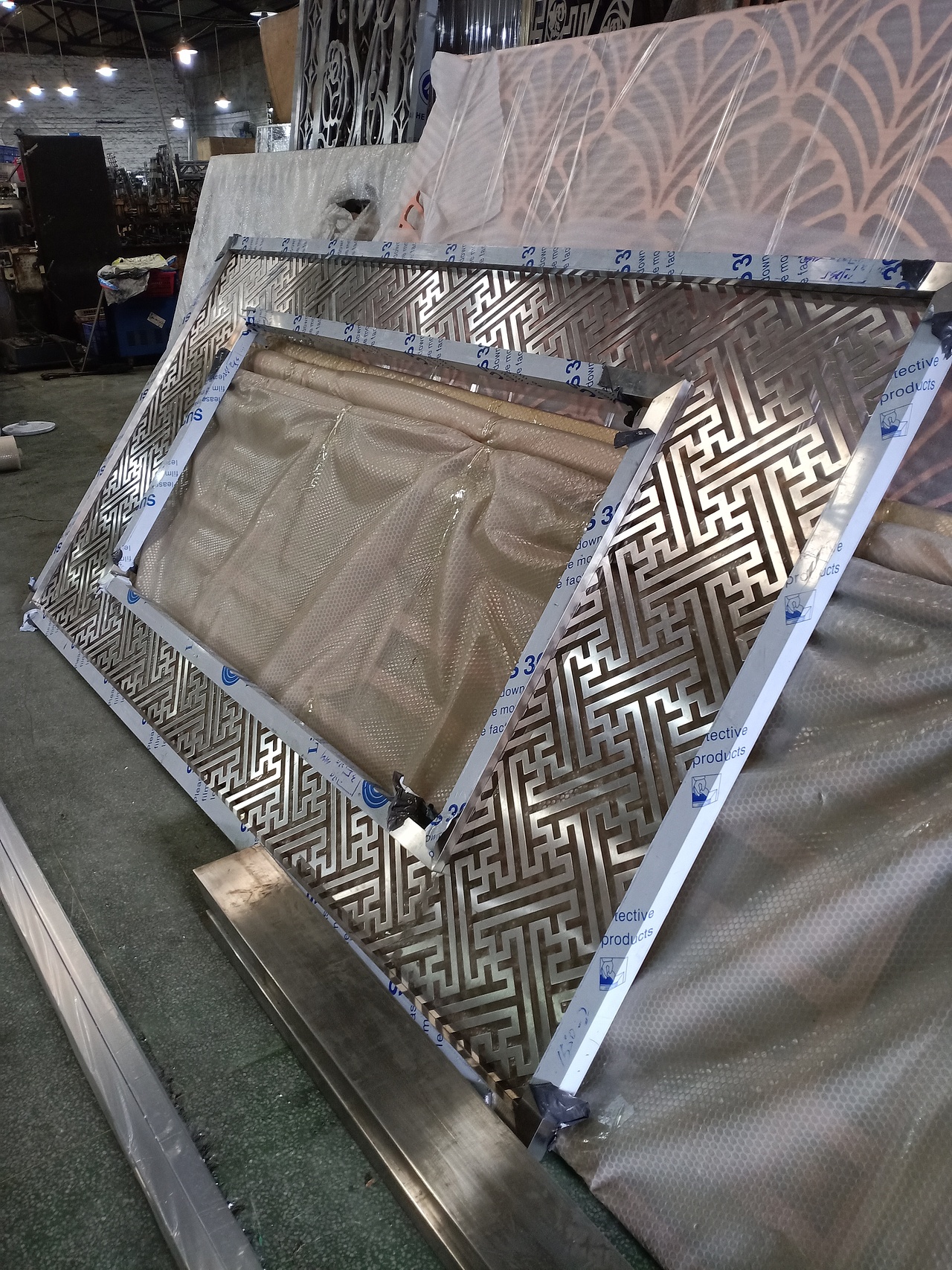 江苏 别墅铝板黄铜板镂空拉丝钛金雕刻屏风