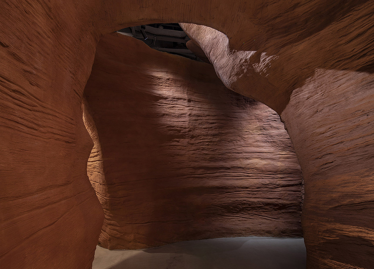 包间入口，entrance to the “cave” © 金伟琦