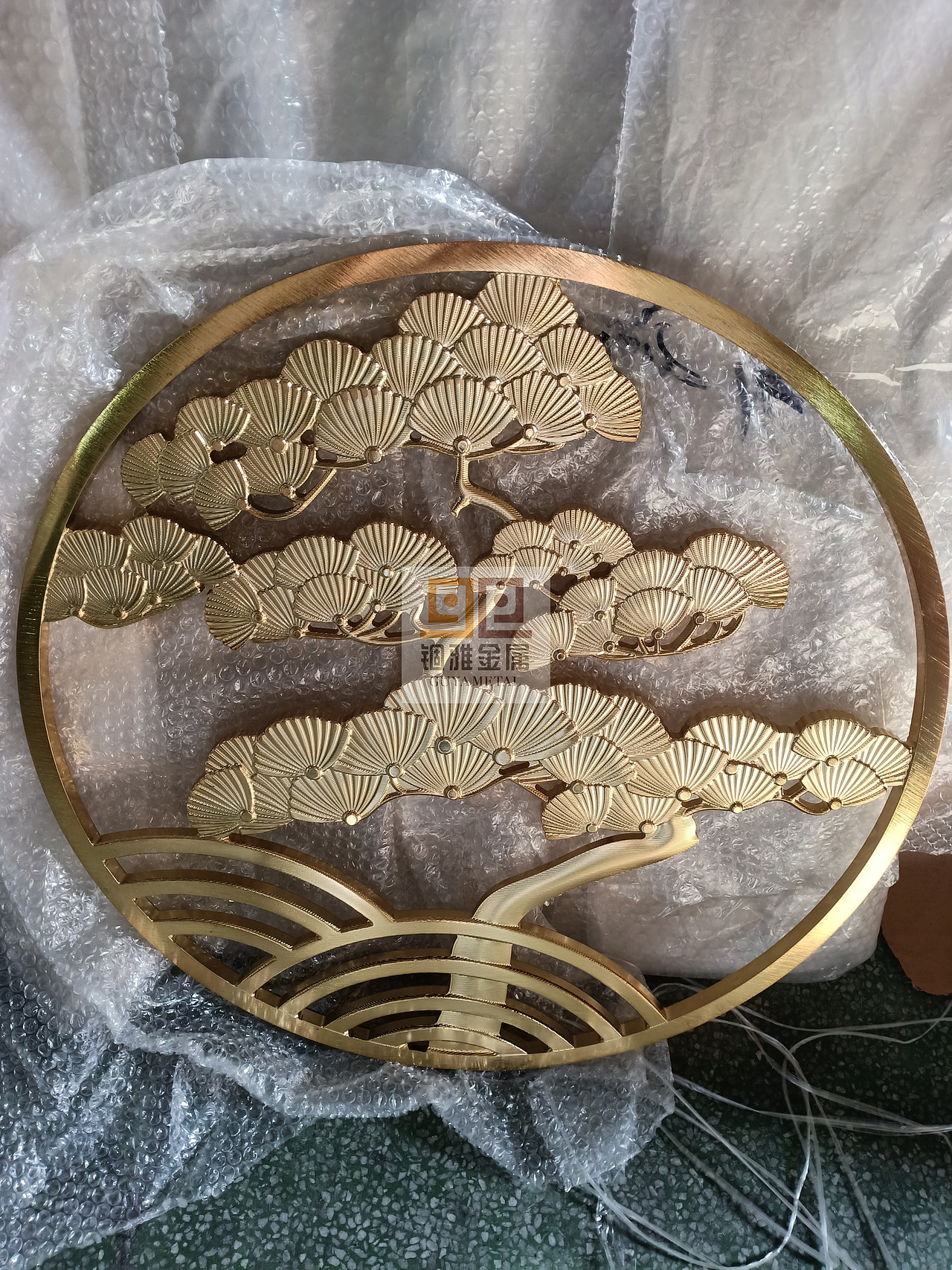 中式浮雕圆形摆件铝板黄铜板雕刻镂空钛金浮雕屏风
