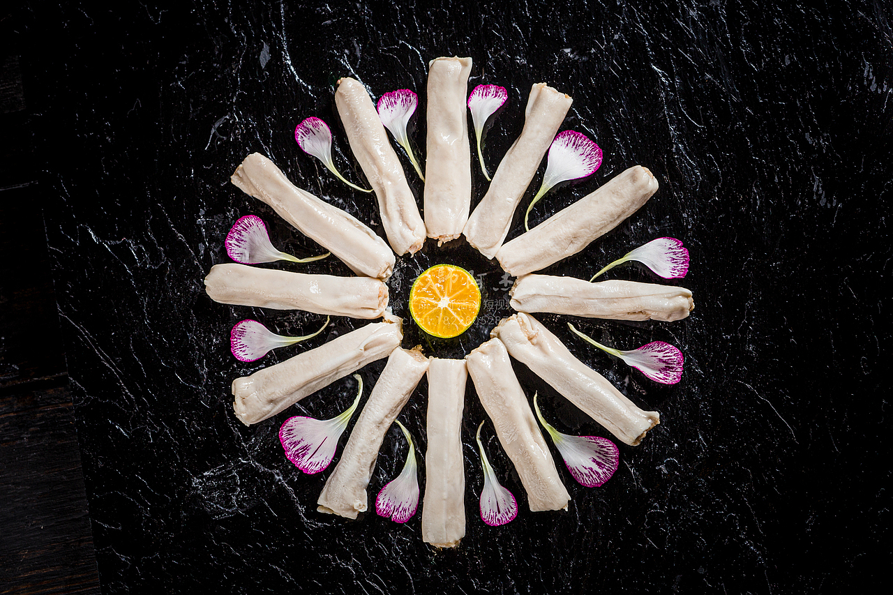 一组暗调小火锅食材拍摄