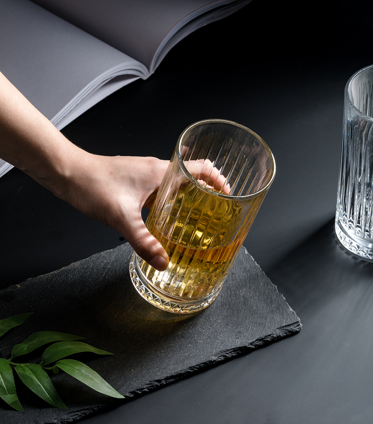 啤酒杯拍摄 水晶竖纹透明玻璃水杯摄影