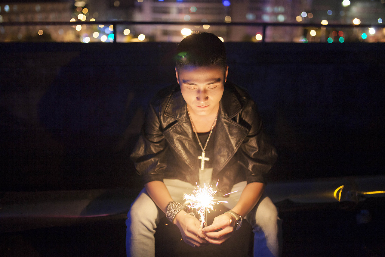 微光（图ZMTAwNjEwNTY0） - 人像摄影 - 站酷设计师花犯辛未原创素材 - 站酷ZCOOL