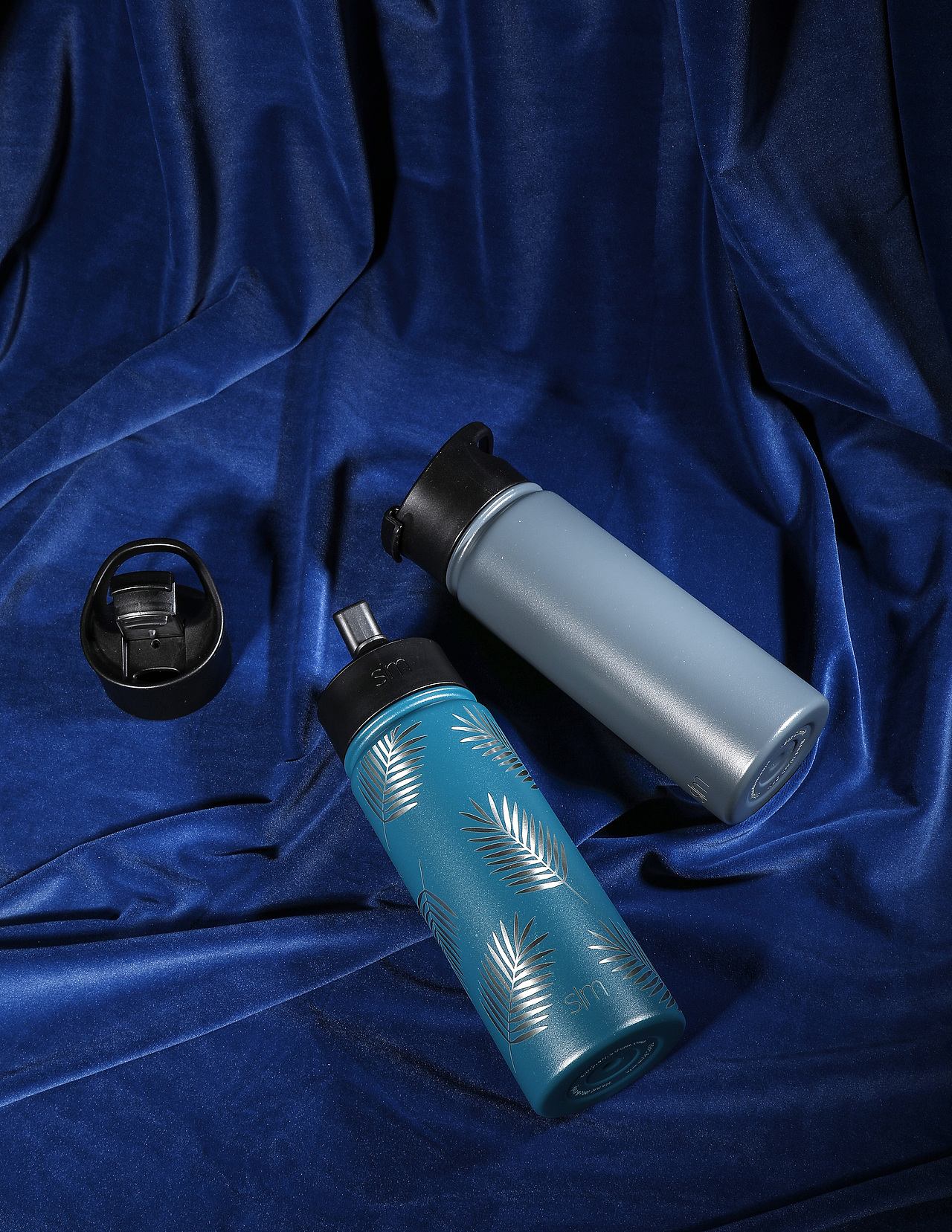 多种颜色的水杯