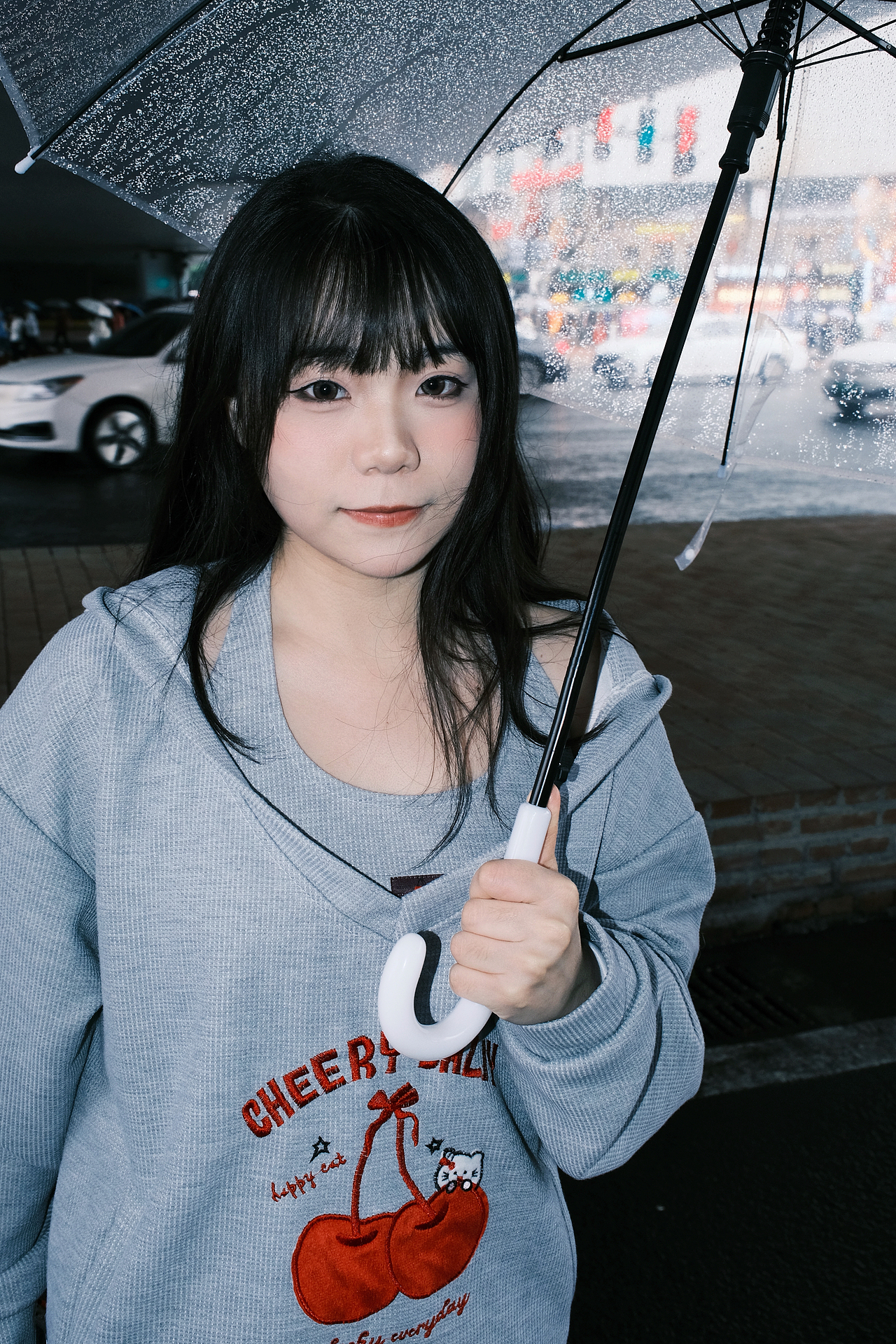 “陷入雨天的氛围里”