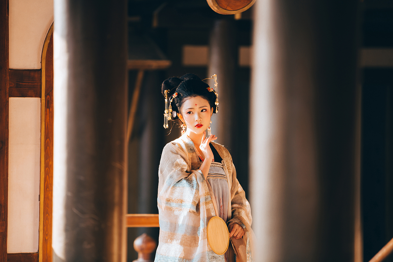 生于帝王家，困于城府中（图ZMTA0OTk2NjMy） - 人像摄影 - 站酷设计师小白_BYF原创素材 - 站酷ZCOOL