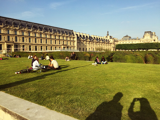 卢浮宫外边的草坪
