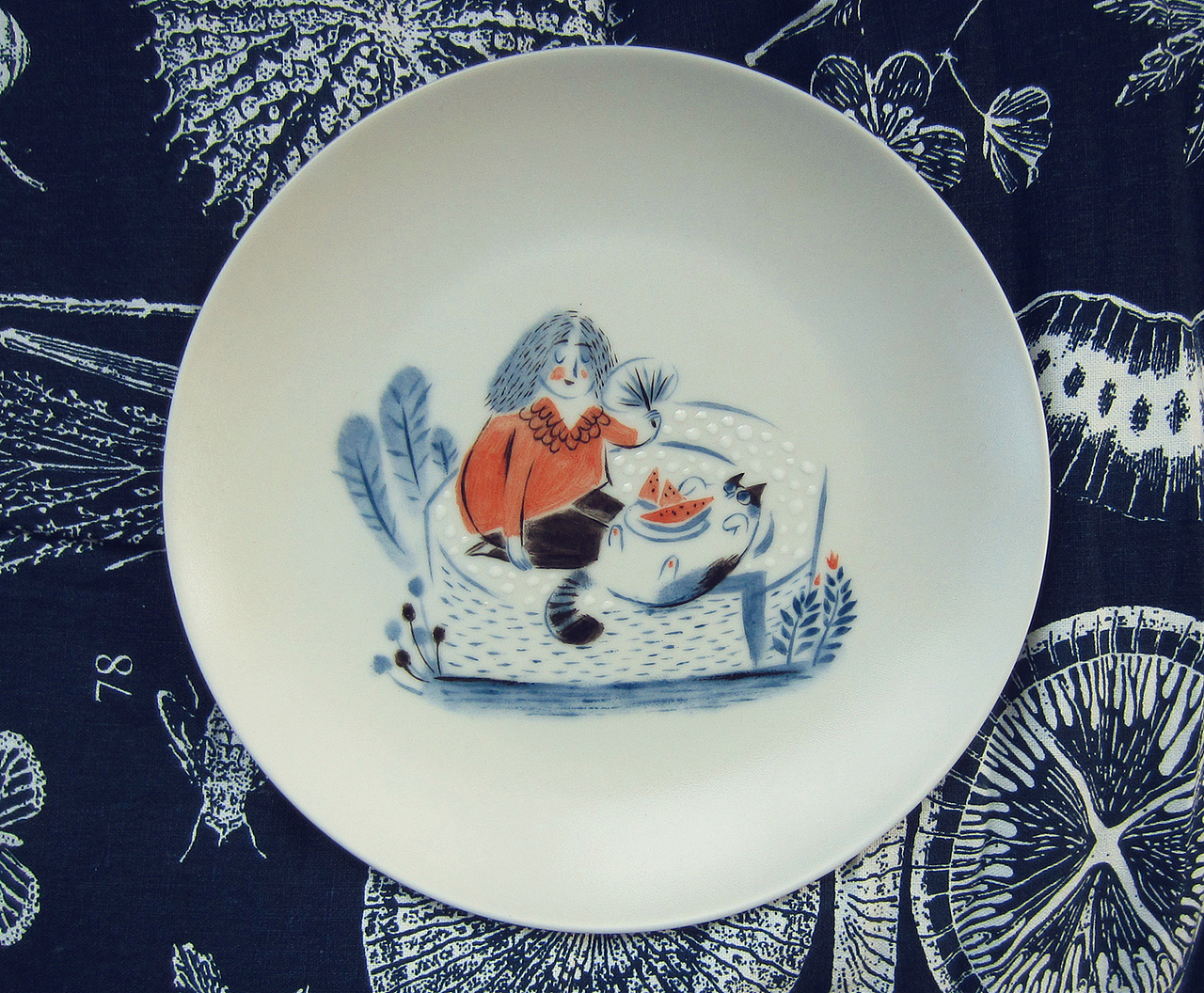 瓷盘彩绘猫寿司釉上新彩