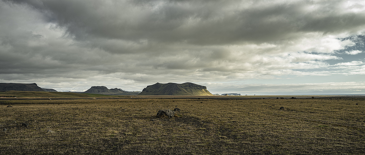 整个冰岛是个碗状高地,四周为海岸山脉,中间为一高原。大部分是台地,台地高度大多在400-800米之间