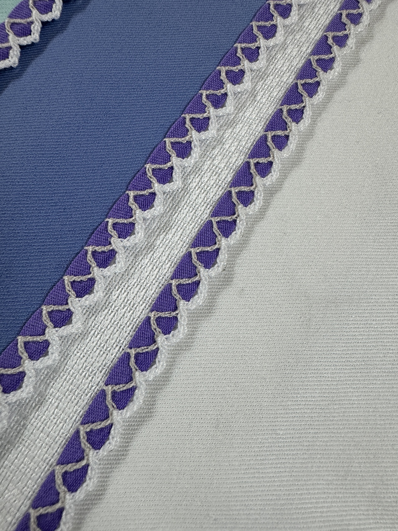 曲牙花车双针四线包边改装在不同面料上的效果