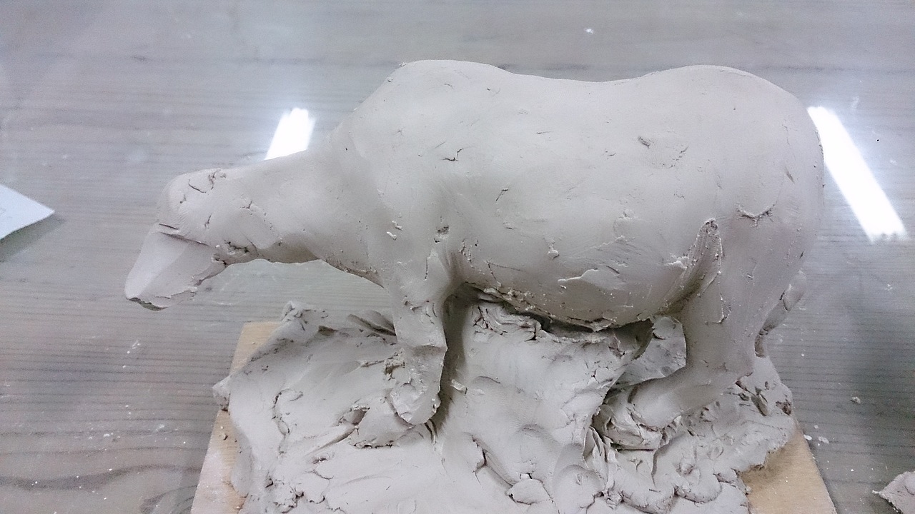 接着取一大块泥巴把牛的底座给做出来,  注意四只脚的大致动态,由于牛