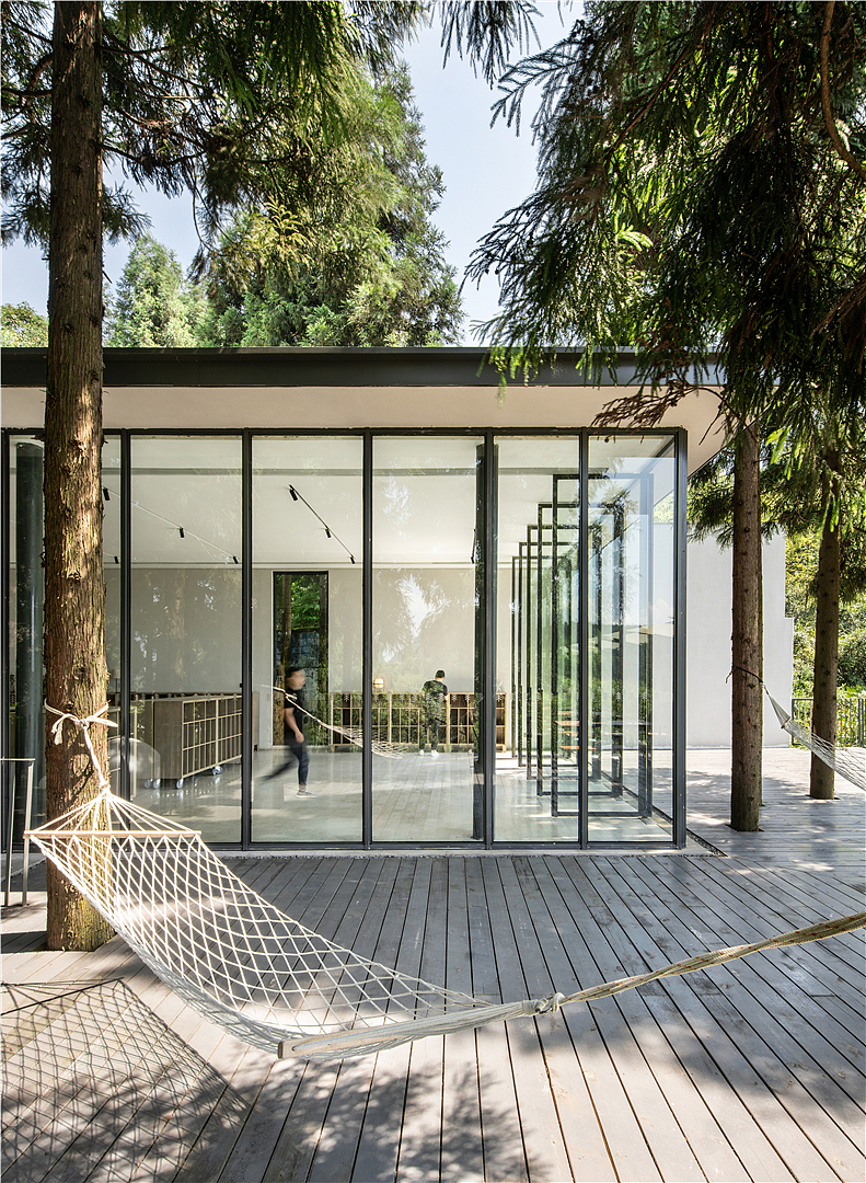 LEW丨废弃学校改造为民宿