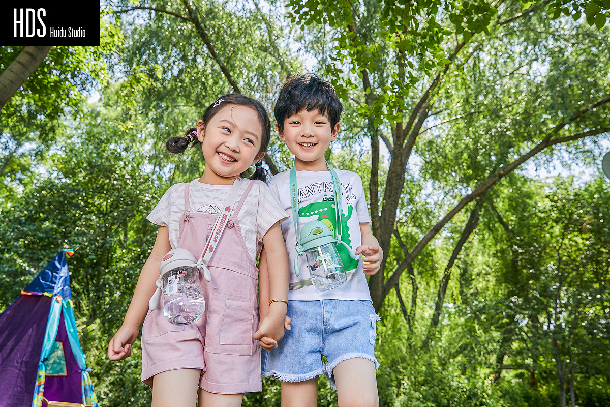 儿童水壶外景模特拍摄（图ZMTYxNDE4ODY0） - 人像摄影 - 站酷设计师HDS灰度电商原创素材 - 站酷ZCOOL