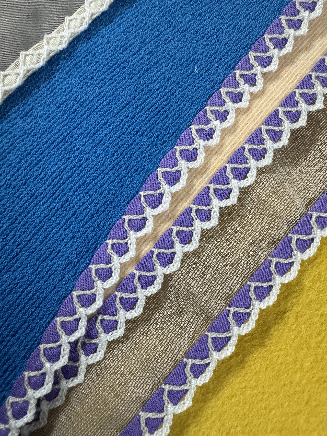 曲牙花车双针四线包边改装在不同面料上的效果