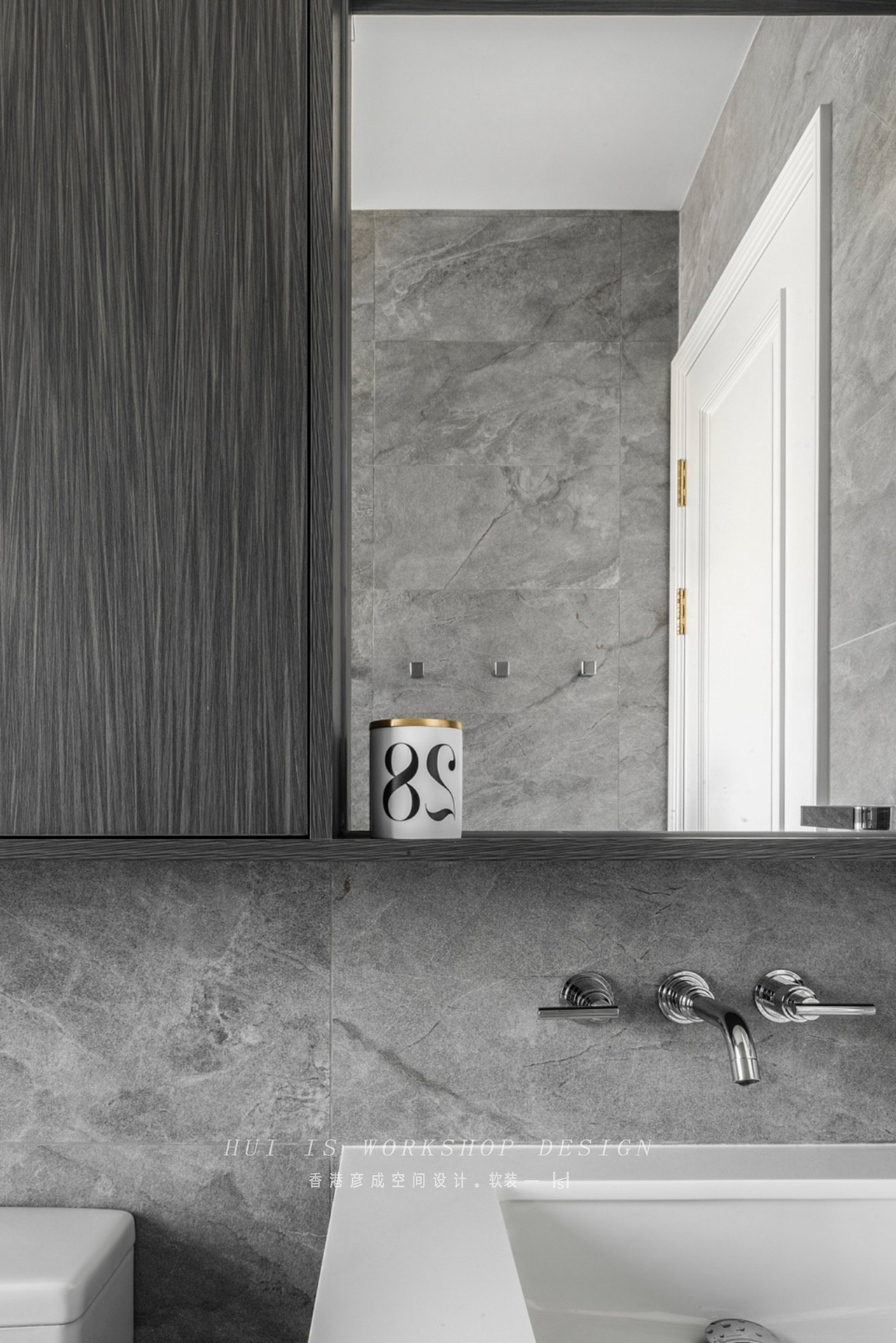 卫生间地面墙面用的都是深灰色砖,墙面是地砖上墙,也需要特殊工艺处理