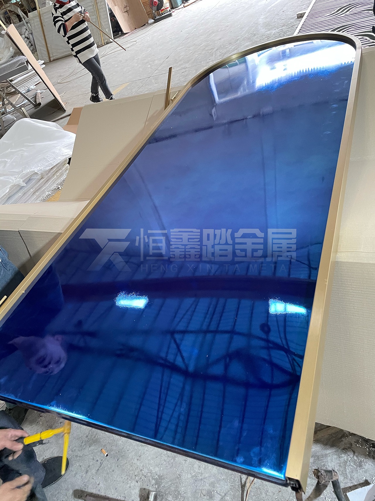 超奢华! 香槟金不锈钢边框镶嵌镜面宝石蓝不锈钢屏风